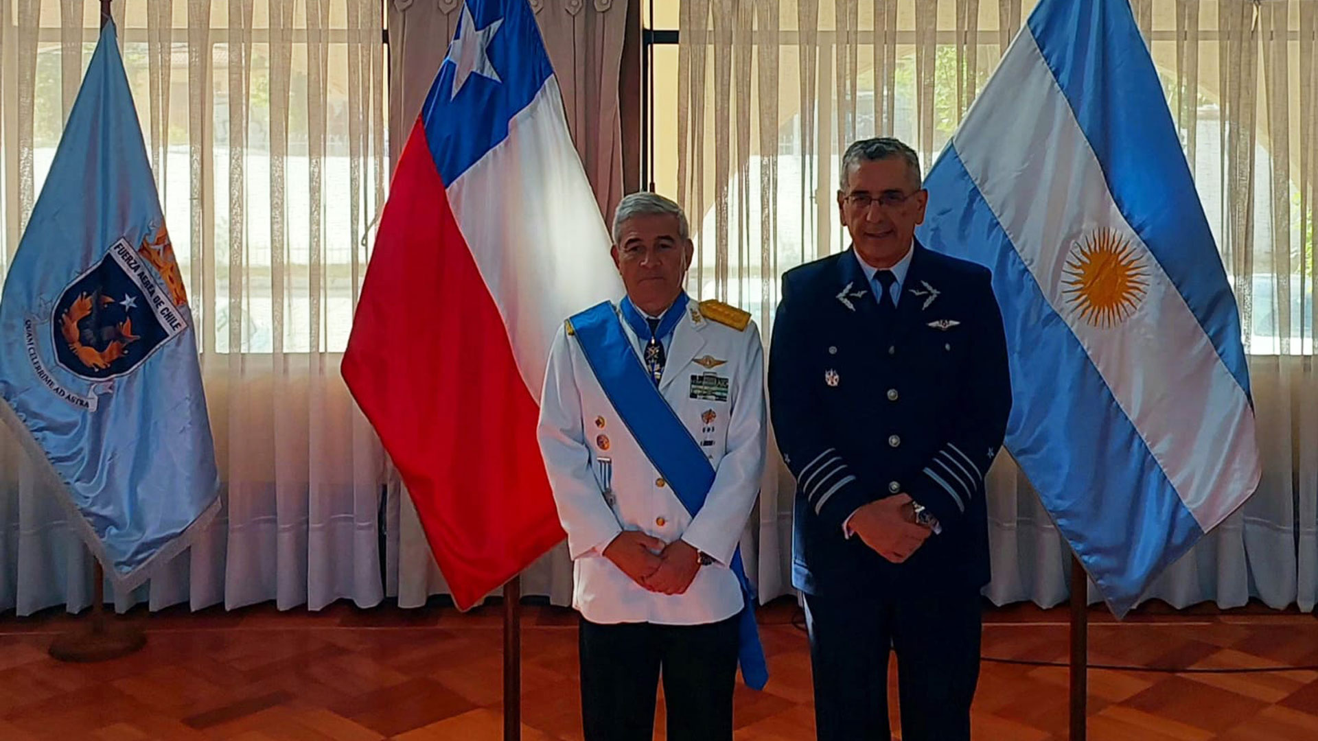 La Fuerza Aérea de Chile condecoró al titular de la Fuerza Aérea Argentina