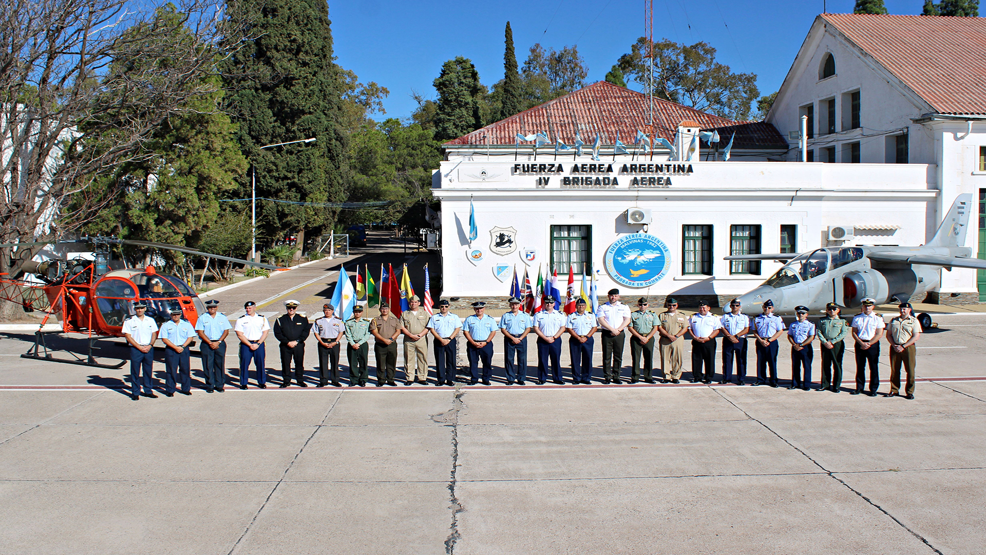 Agregados Militares Extranjeros visitaron la IV Brigada Aérea