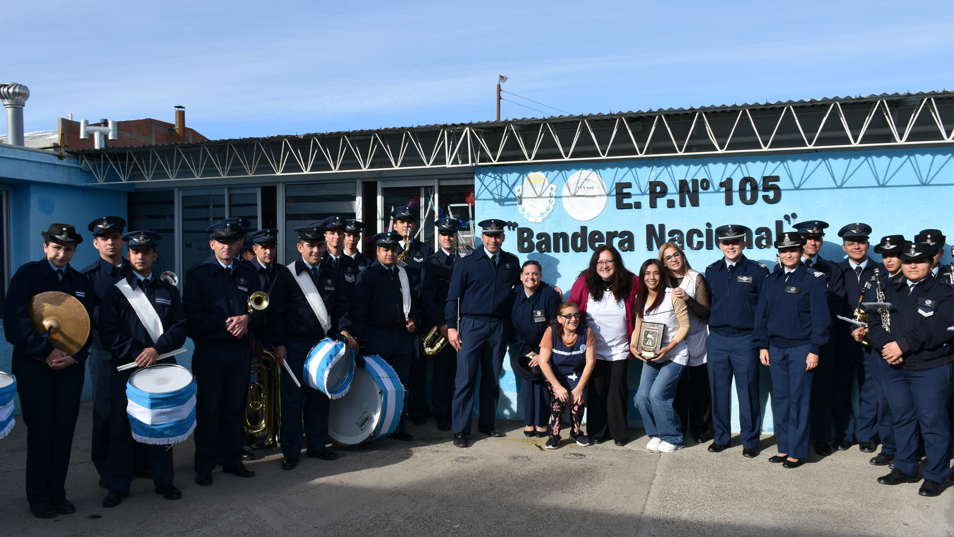 La IX Brigada Aérea participó del 70° Aniversario de la Escuela Primaria N° 105 “Bandera Nacional”