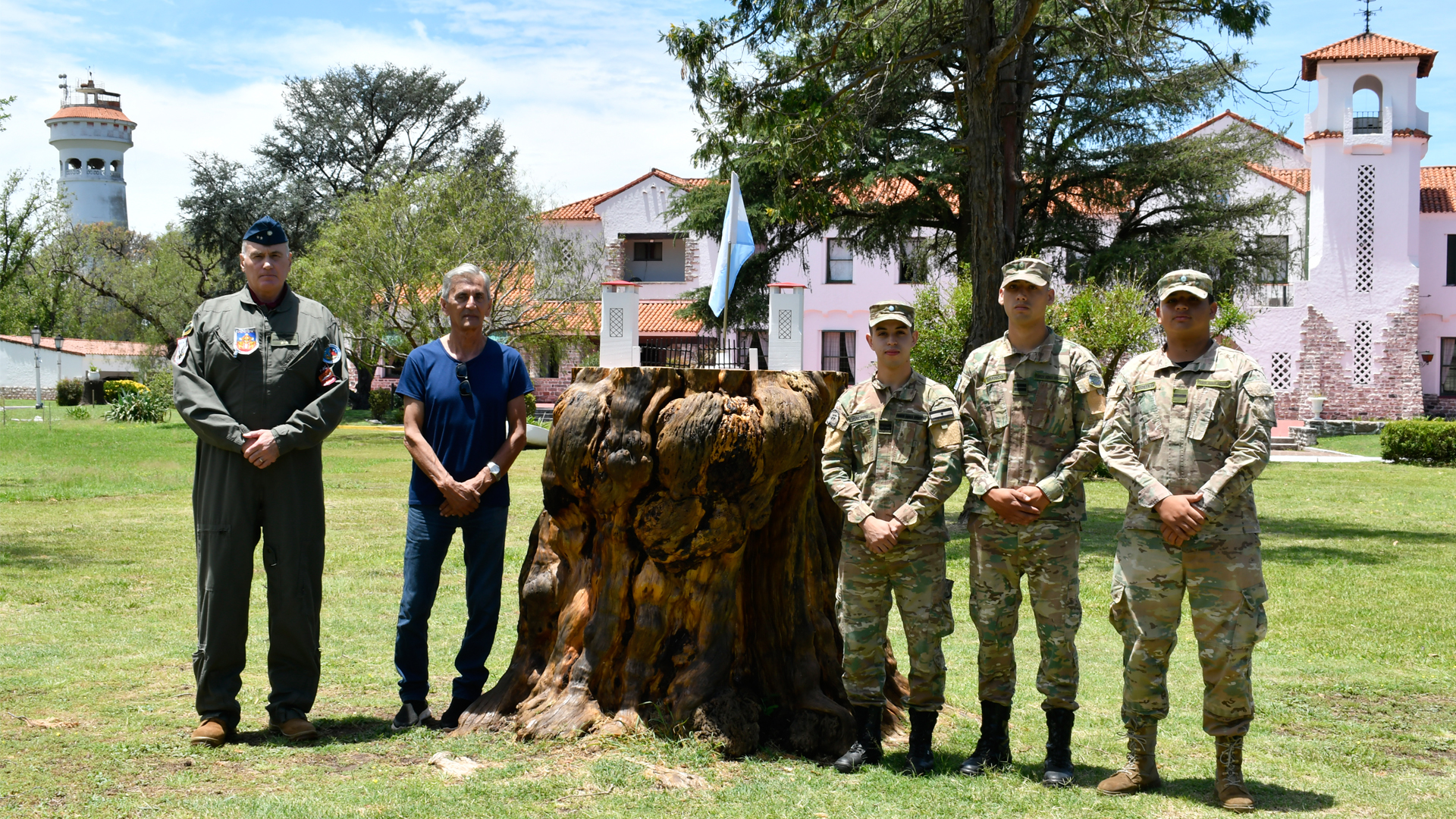 Escultura de las icónicas dos torres de ingreso a la Escuela de Aviación Militar