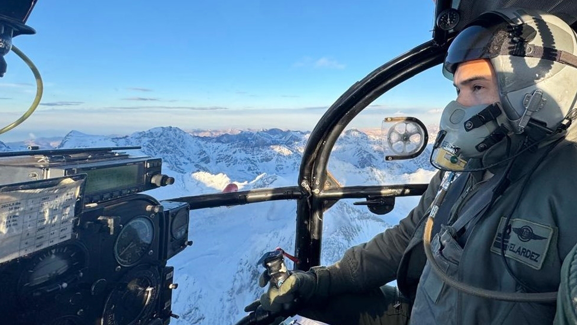 Piloto experimentado en vuelo en montaña