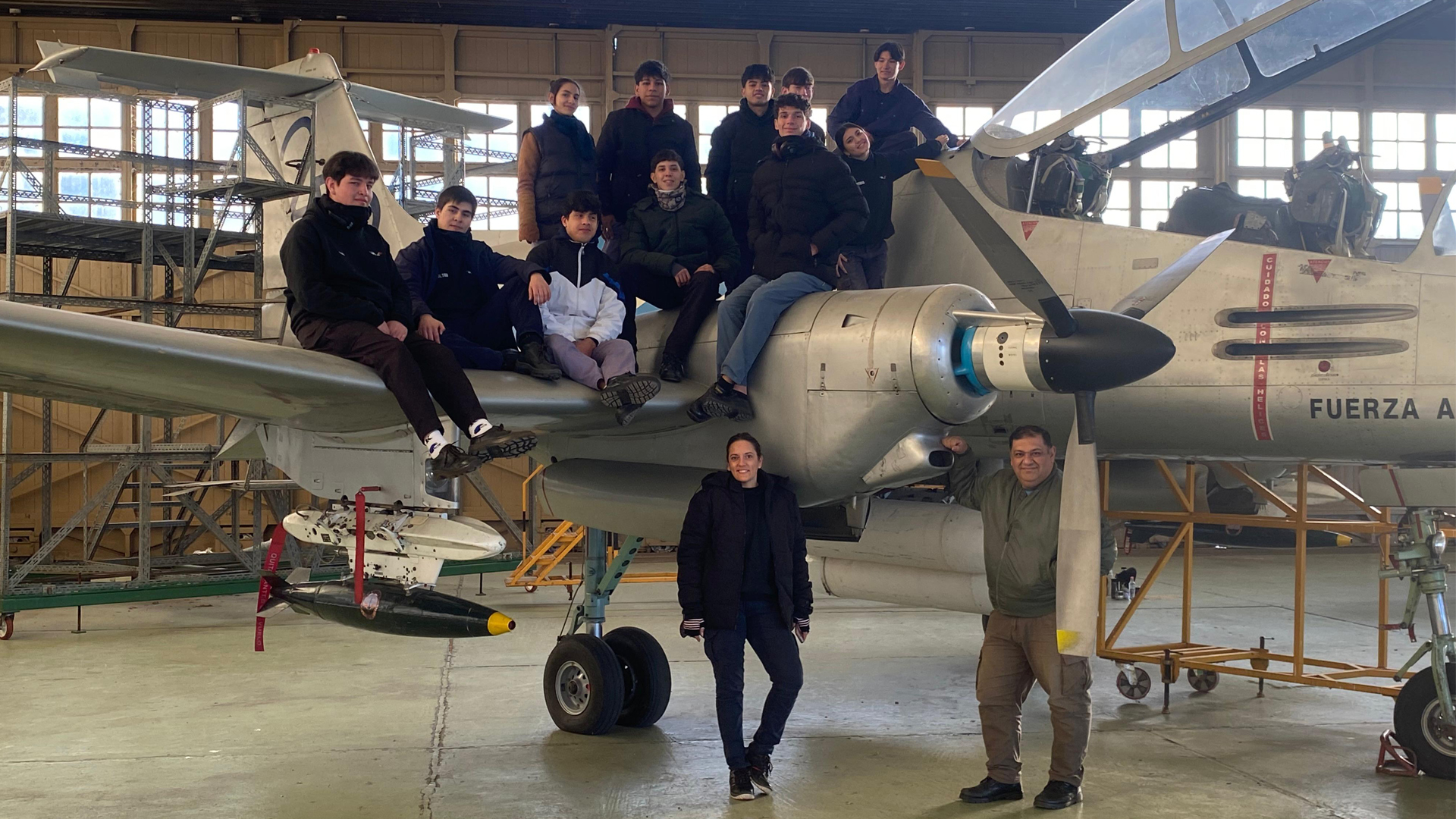 La III Brigada Aérea recibió a la Escuela Provincial de Educación Técnica N° 37 “Benjamín Matienzo”