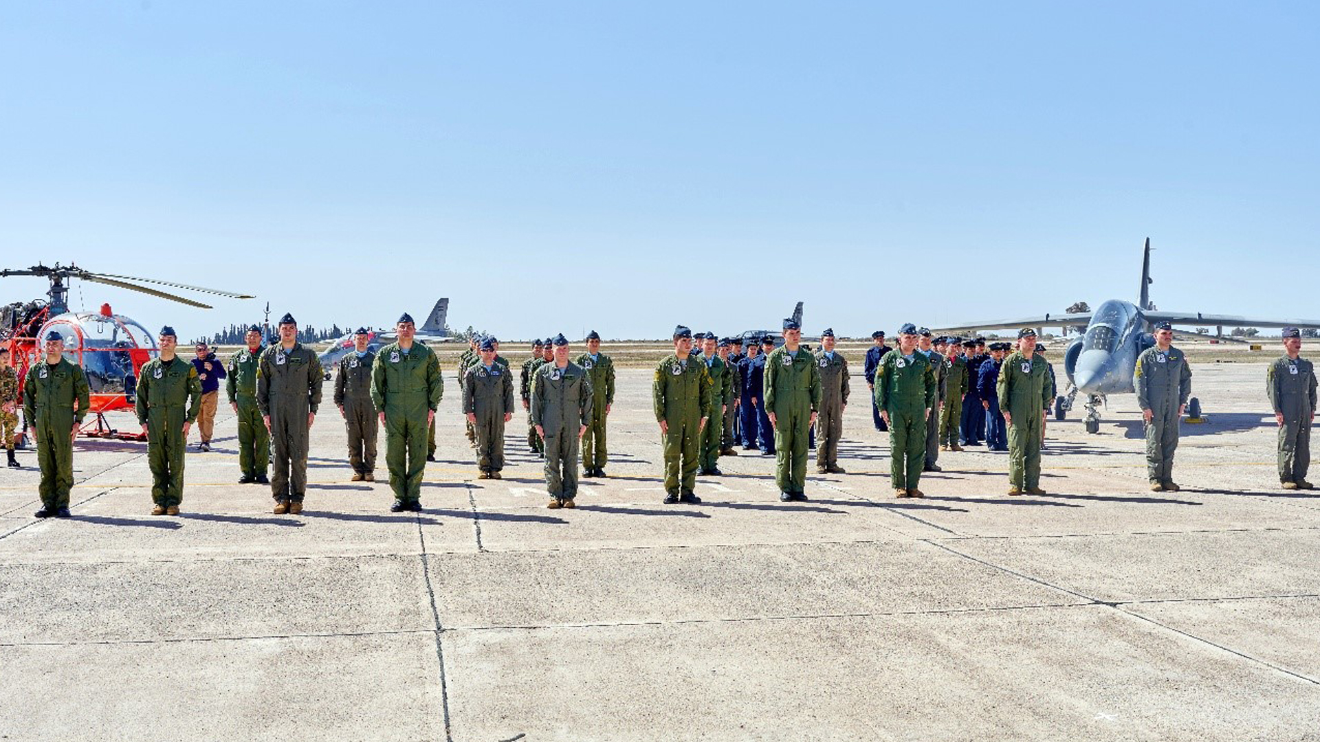 Vuelo Solo de los Sistemas de Armas IA-63 Pampa III y SA-315B “Lama” en la IV Brigada Aérea