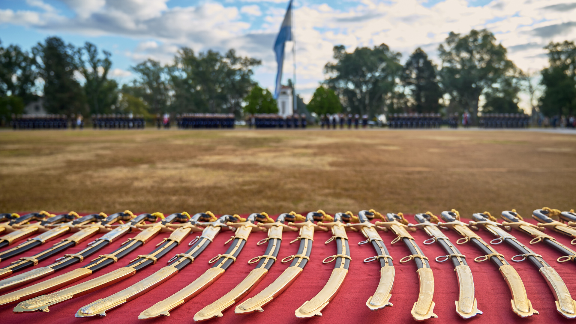 Cadetes de primer año recibieron sus uniformes y sables