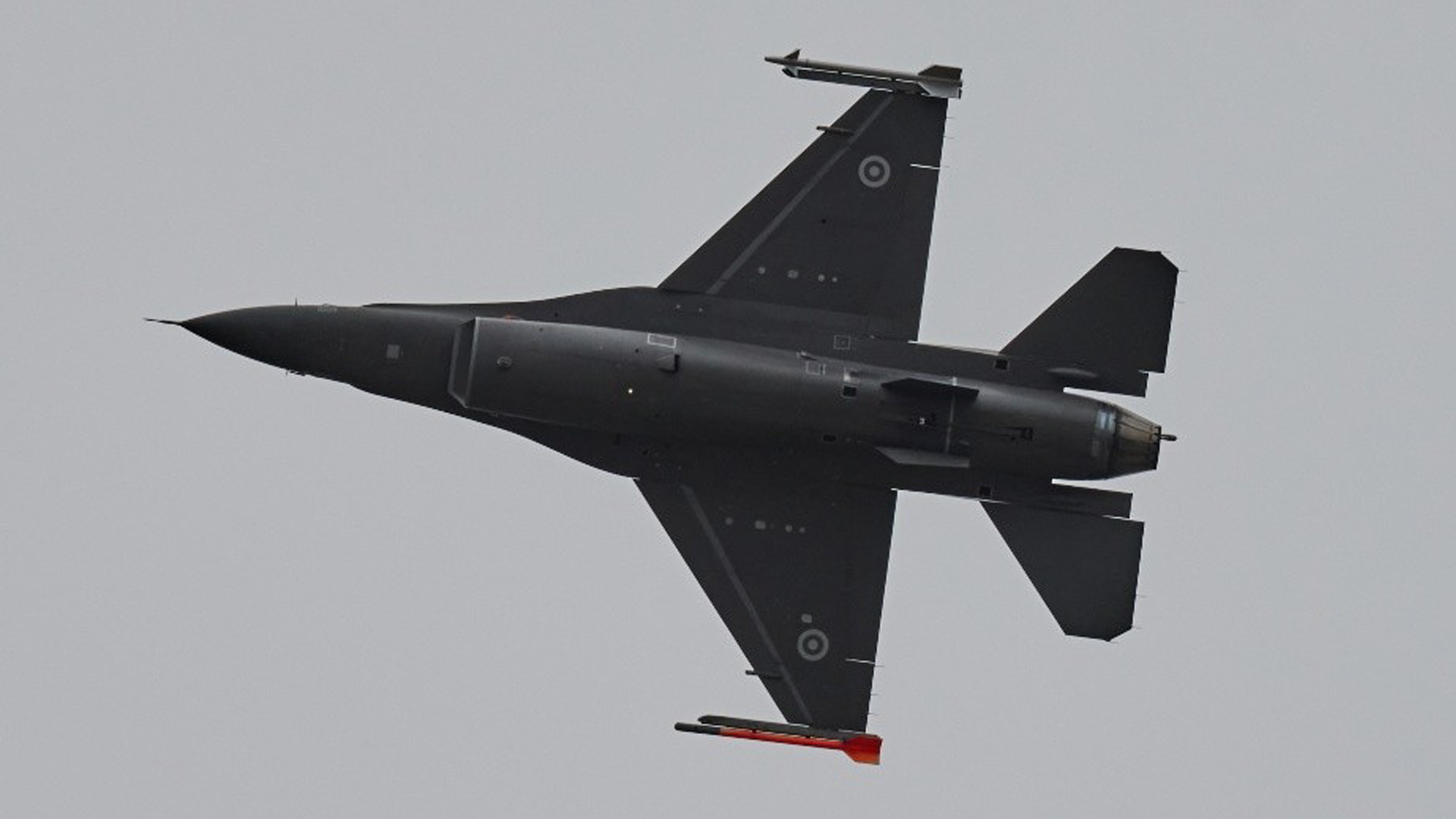 El sistema de armas F-16, realizó su primer Vuelo Solo