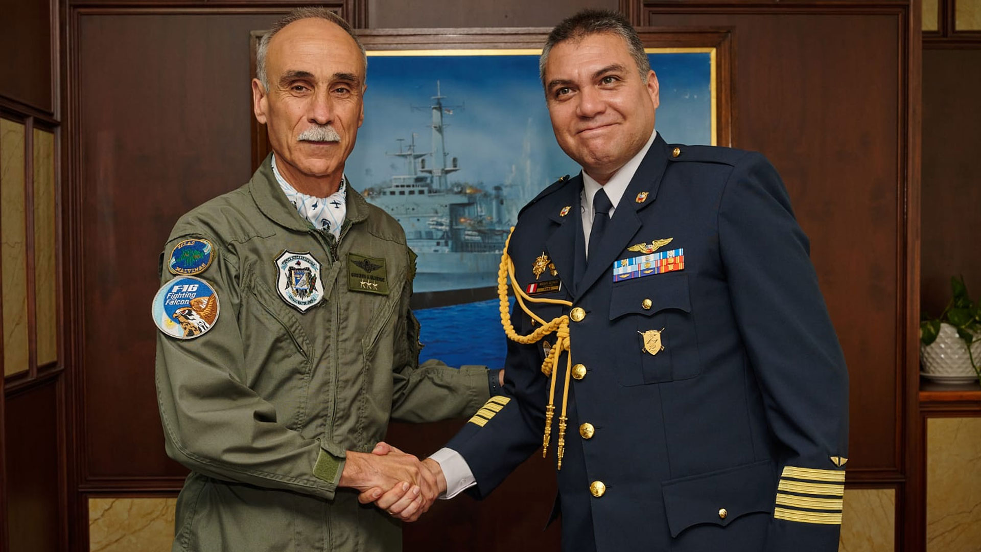 El jefe de la Fuerza Aérea Argentina recibió al nuevo agregado aéreo de Perú