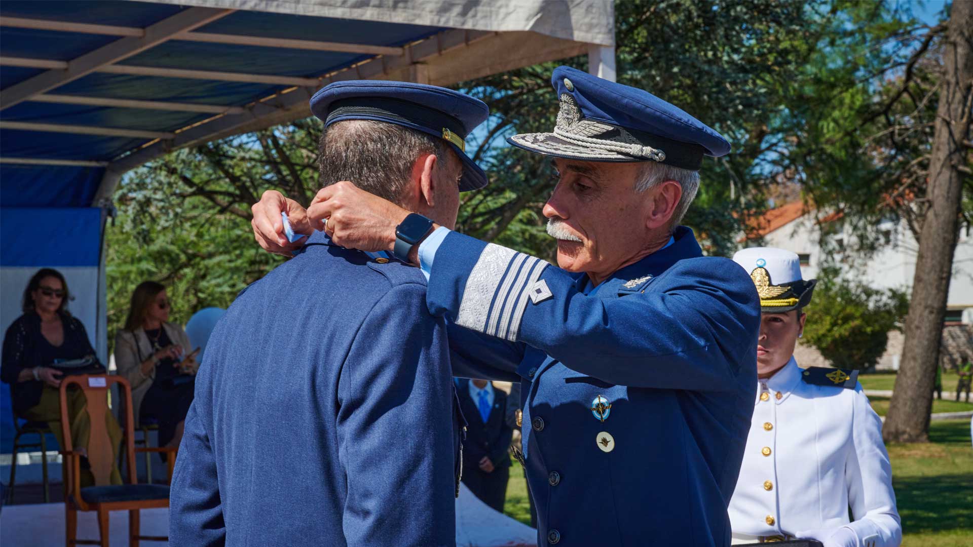 Condecoración al jefe del Ejército del Aire y del Espacio de España