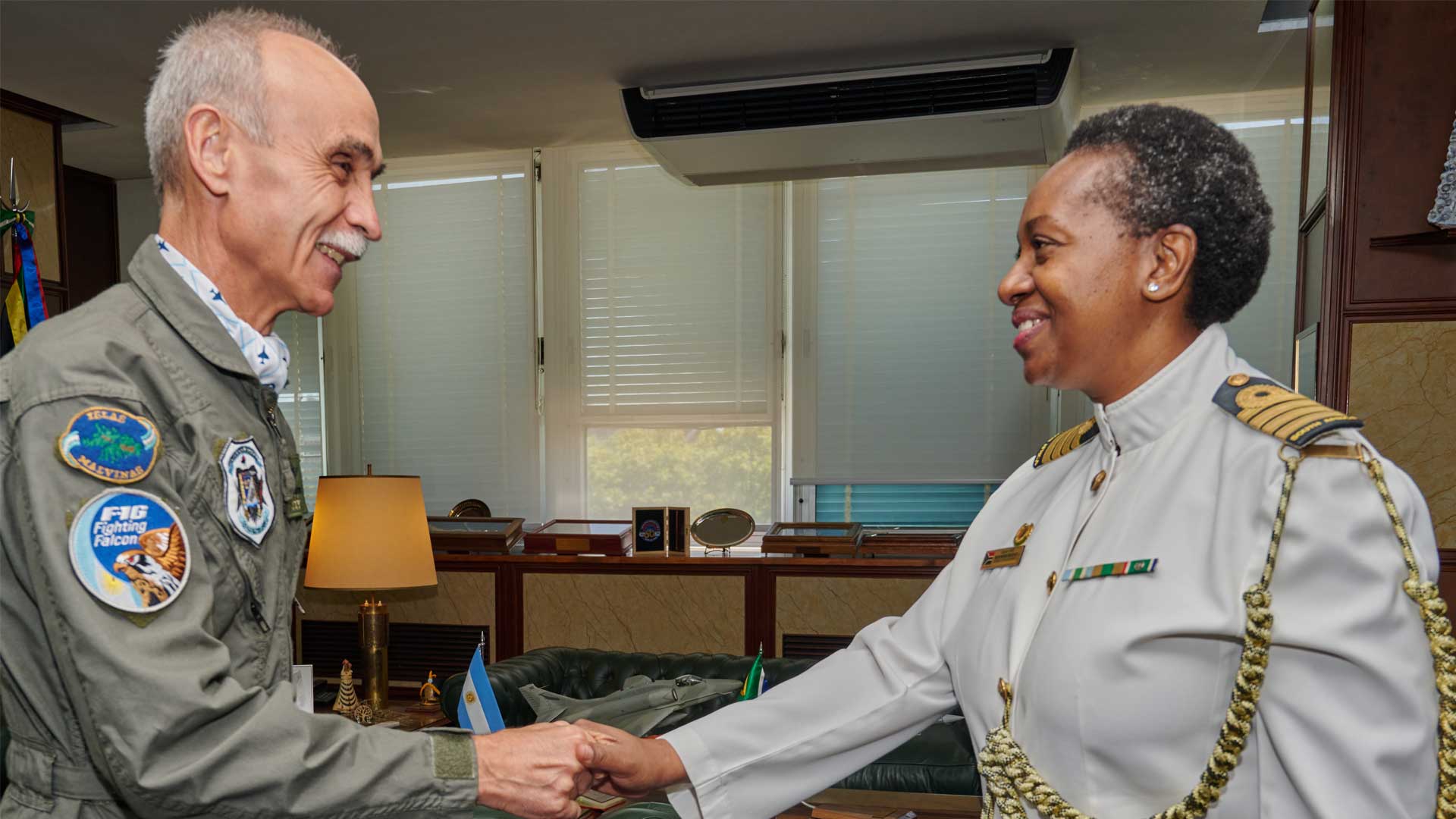 La agregada de Defensa de Sudáfrica se despidió del titular de la Fuerza Aérea Argentina