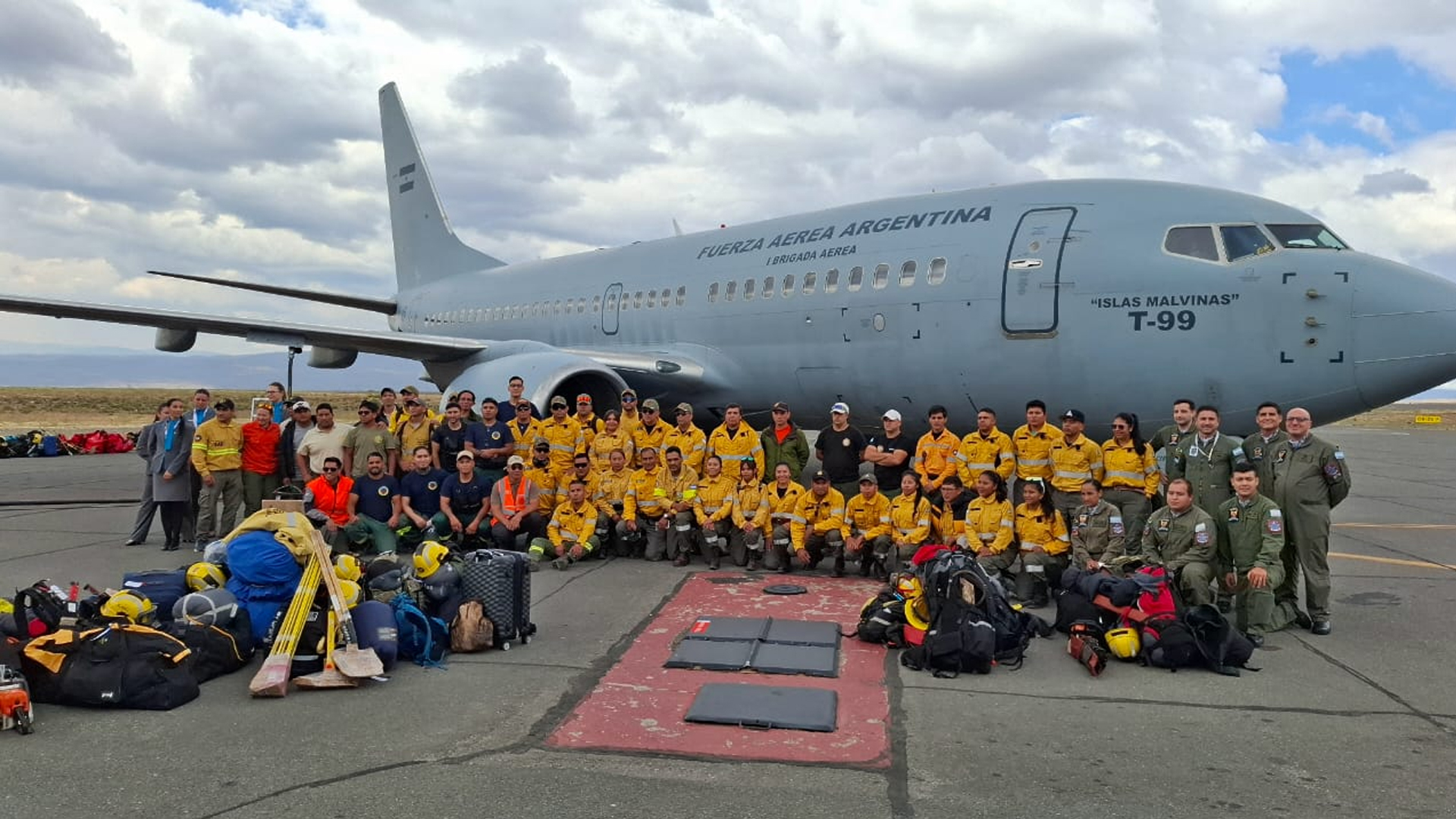 La Fuerza Aérea Argentina participó del despliegue de brigadistas hacia la Patagonia 