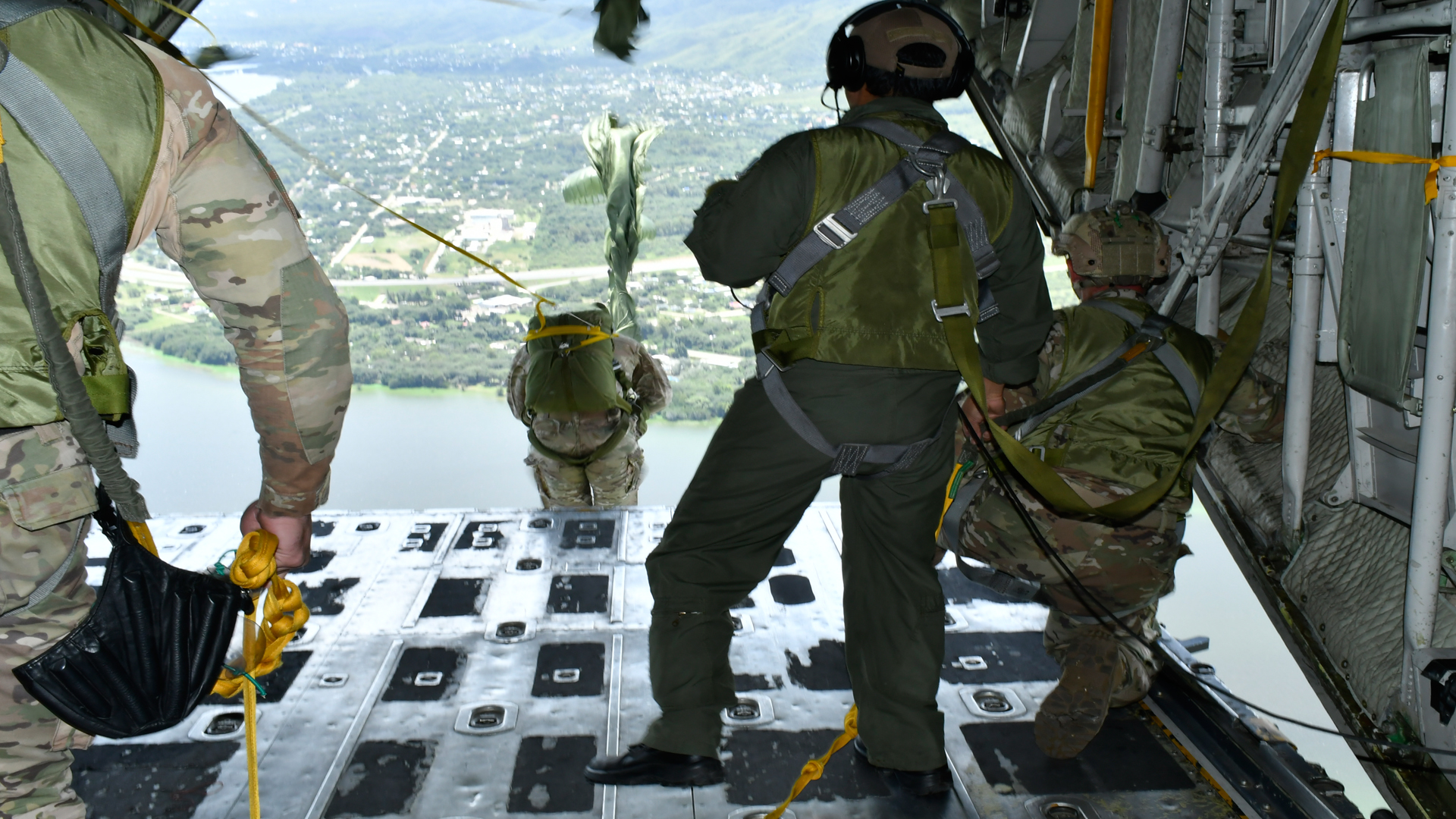La Escuela de Aviación Militar prestó colaboración al Ejército Argentino