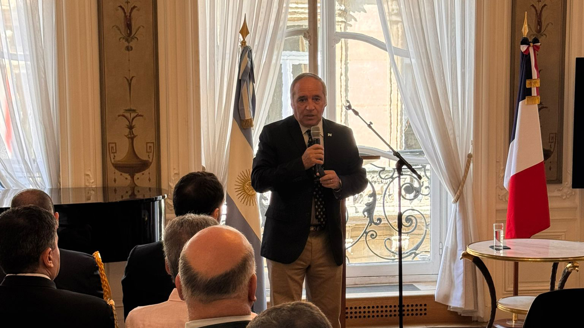 EL COMODORO VGM (R) GERARDO ISAAC BRINDÓ CONFERENCIAS SOBRE MALVINAS EN PARÍS