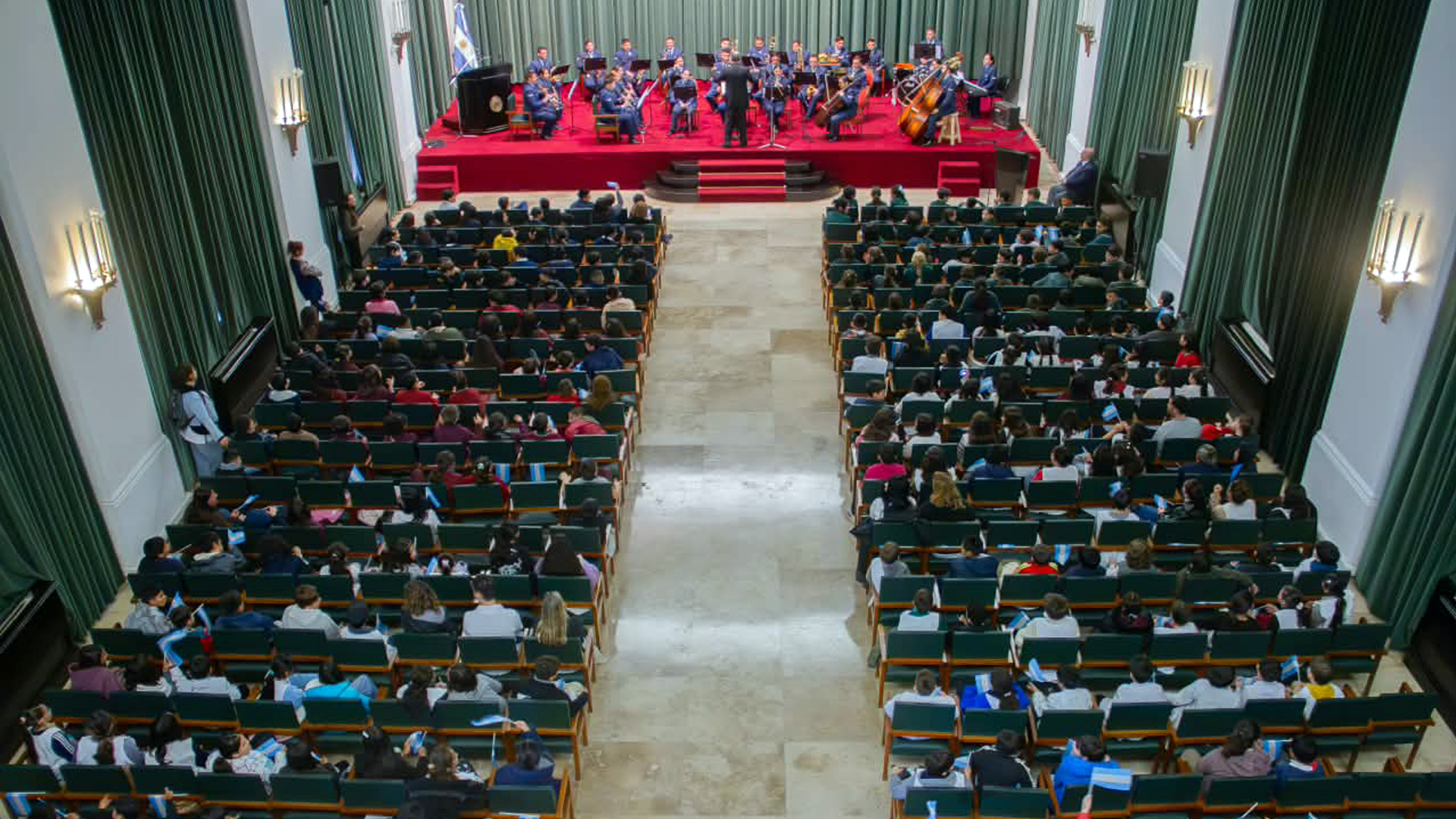La Orquesta de Concierto de la Fuerza Aérea Argentina brindó un espectáculo musical para niños