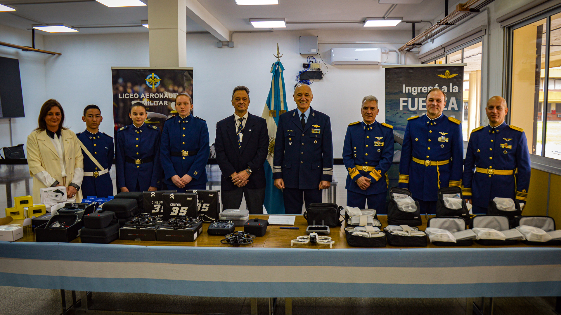 Entrega de Couteaux y nuevos drones en el Liceo Aeronáutico Militar