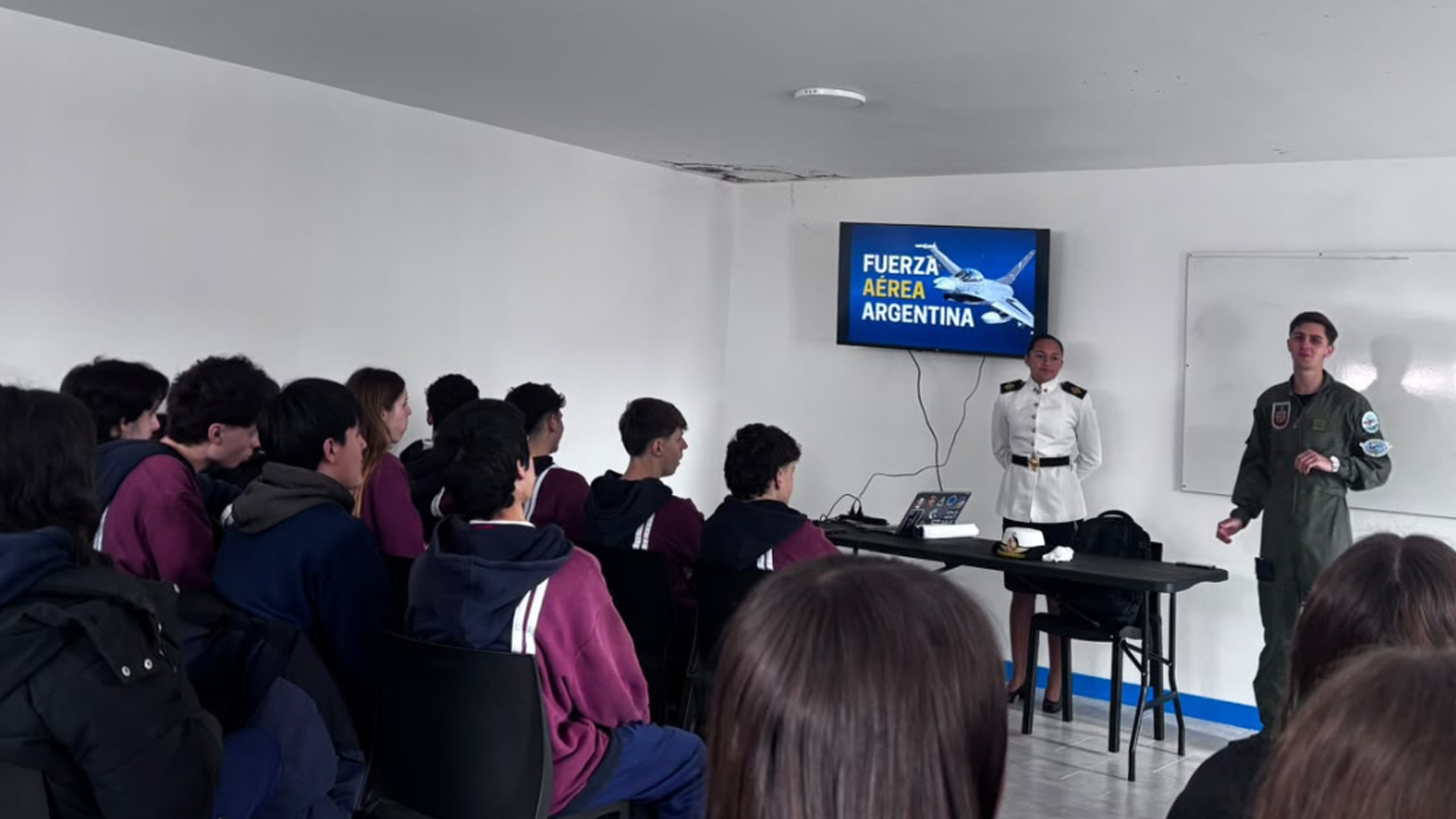 CADETES DE LA FUERZA AÉREA ARGENTINA VISITAN ESCUELAS EN TODO EL PAÍS